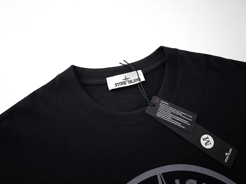 W666#P110💰 [Stone lsland/Stone Island Chest Destruction Big Compass Printed Short-Sleeved T-shirt] ⚠️[Original creation with high control of details] - Made of 230g combed cotton 32 count double yarn, soft and comfortable to the touch, sweat-absorbent and breathable. - Simple basic and versatile style, original single quality, the first choice for couples. - Made in a large factory, four needles and five threads on the shoulder, neat alignment, high quality workmanship. - Same style for men and women. Very versatile, one piece for everyone, details are clearly visible. Color: Black White Size: M L